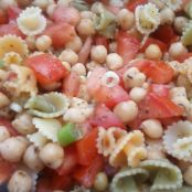 Chickpea pasta salad with basil