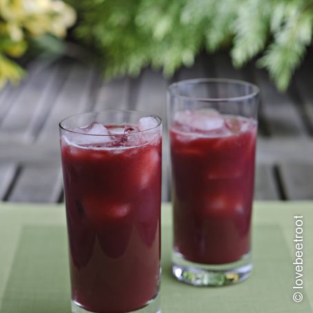 Beetroot, pomegranate & orange smoothie