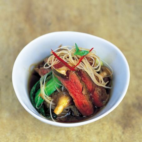 Beef with pak choi, mushrooms & noodles