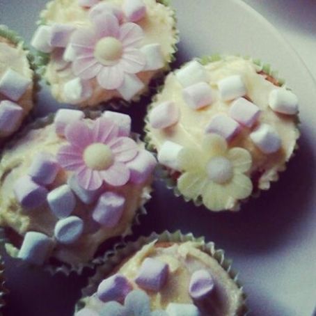 Marshmallow & Sugar Flower Cupcakes
