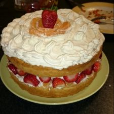 Sponge cake with fruit