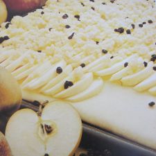 Apfel-Streuselkuchen (German Apple Crumble Cake)