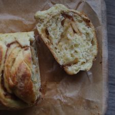 Wrapped Yeasty Cake with Kiwi Jam