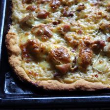 White pizza with chicken, chanterelles and three kinds of cheese