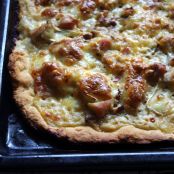White pizza with chicken, chanterelles and three kinds of cheese