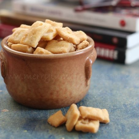 Namak Pare/Cubes of Salted Crackers.