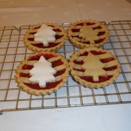 Cranberry and apple Christmas pie