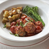 Baked turkey meatballs with broccoli & crispy potatoes