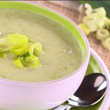 Potato and leek soup with spring onion