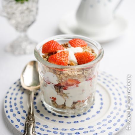 Sweet Eve Strawberry Cranachan with Homemade Granola and Yoghurt