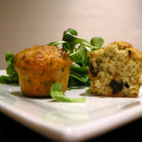 Muffins with sun-dried tomatoes and thym