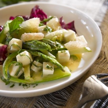 Fresh asparagus with Tomme de Savoie cheese salad