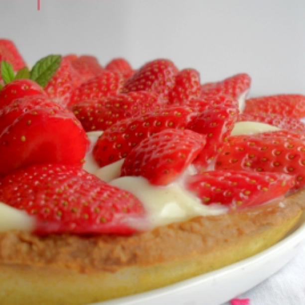 Strawberry custard tart