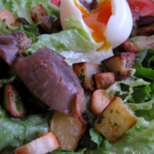 Gourmet salad with gizzards and fried potatoes