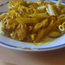 Pasta with lardons and mushrooms and curry sauce