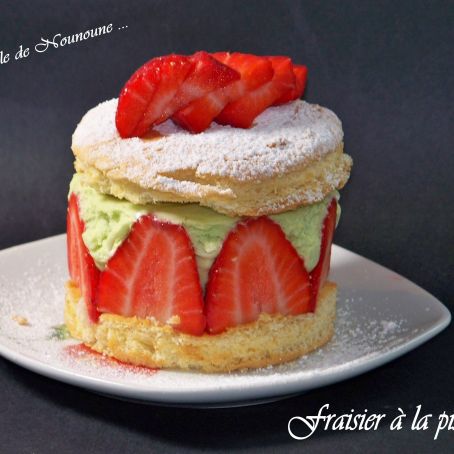 Strawberry gateau with pistachio