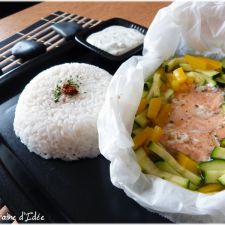 Steamed salmon in foil, courgettes & peppers